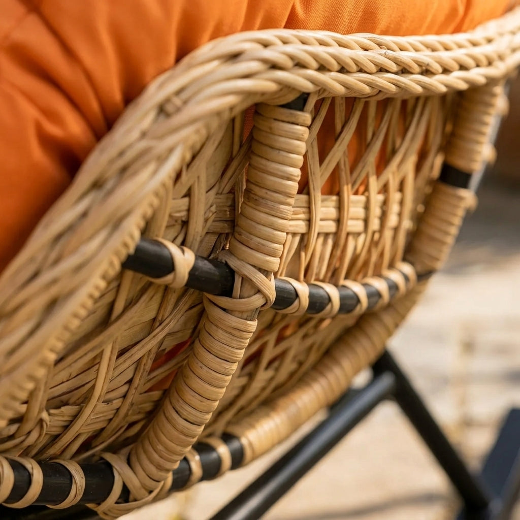 BALIA - fauteuil à bascule papasan en rotin, gros plan sur la texture tressée