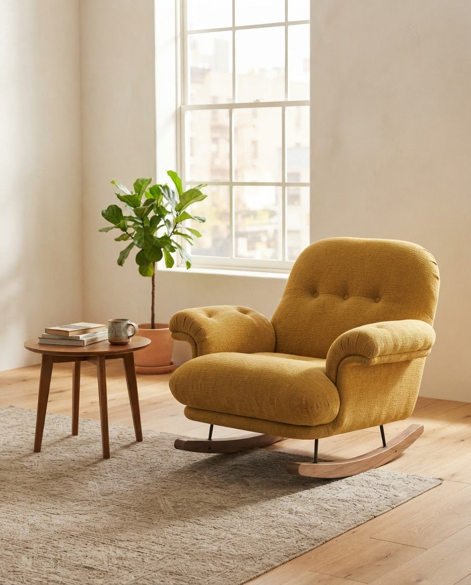 PLÉNITUDE – fauteuil à bascule coloris jaune moutarde en situation