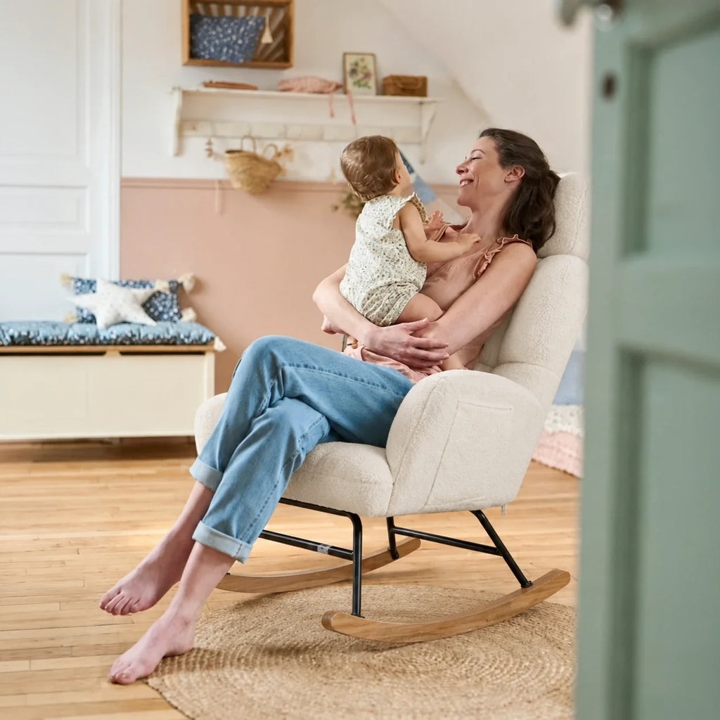 NORKA - fauteuil d'allaitement, maman et bébé dans le rocking chair