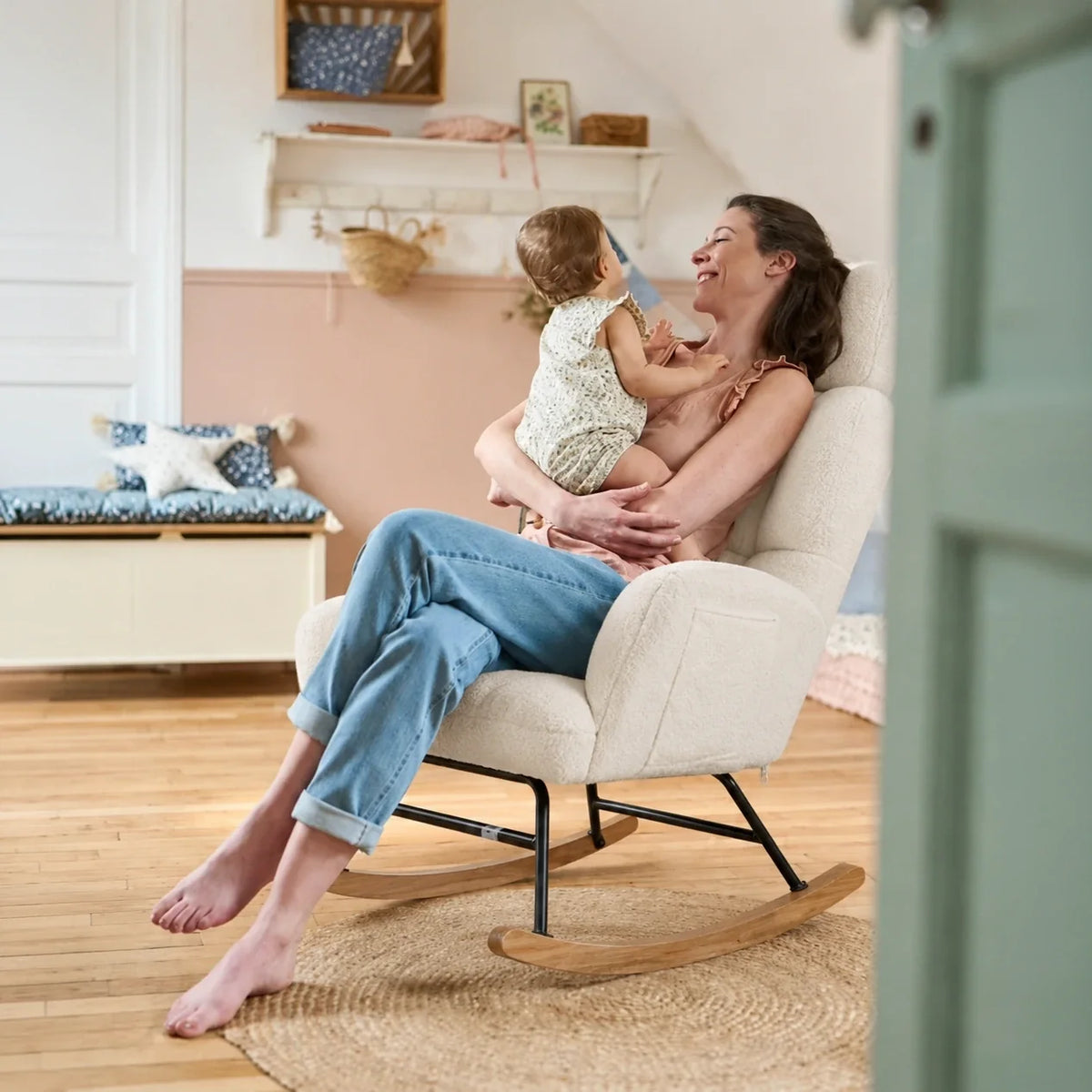 NORKA - fauteuil d'allaitement, maman et bébé dans le rocking chair